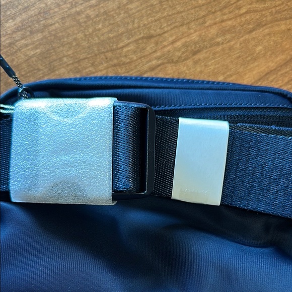 Lululemon Everywhere Belt Bag - Navy NWT - Picture 6 of 9